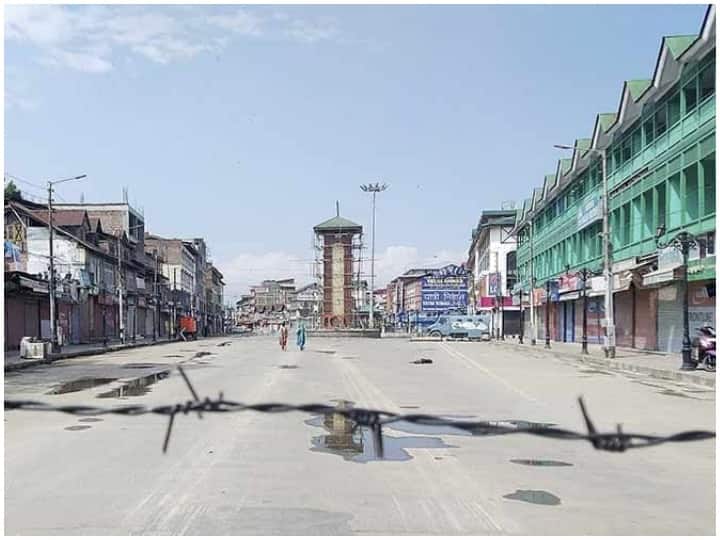 Jammu and Kashmir: Two persons including a policeman were injured when terrorists lobbed a grenade on 161 BN of CRPF Jammu and Kashmir News: श्रीनगर में CRPF जवानों पर आतंकियों ने फेंका ग्रेनेड, पुलिसकर्मी सहित दो घायल