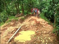 West Bengal Flood Situation: রাস্তা ভেঙে মাটির স্তূপ, চণ্ডীপুরে তার ওপর দিয়েই চলছে যাতায়াত