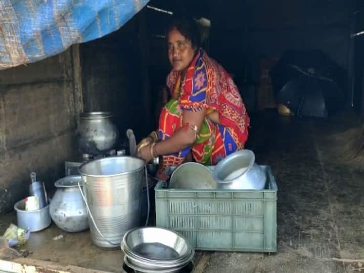জলে ভেসে গিয়েছে বাড়িঘর। শেষ সম্বলটুকু নিয়ে সপরিবারে বসতভিটে ছেড়ে রাস্তায় দাঁড়িয়ে থাকা লরিতে আশ্রয় নিয়েছেন খানাকুলের রামনগরের নায়েক পরিবার। লরির ওপর ত্রিপল টাঙিয়ে চলছে রান্না। সেখানেই রাত্রিযাপন করছেন পরিবারের সদস্যরা।