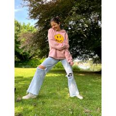 In Pics: इंग्लैंड में इतना सस्ता टॉप पहनकर मस्ती कर रही हैं अनुष्का शर्मा, आप भी खरीद सकते हैं आसानी से