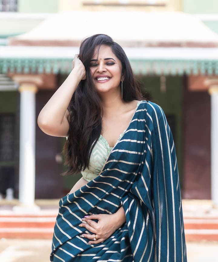 (Courtesy : Instagram) పద్దతిగా చీర కట్టుకున్నా.. ఎప్పటిలానే గ్లామర్ షో చేసింది.