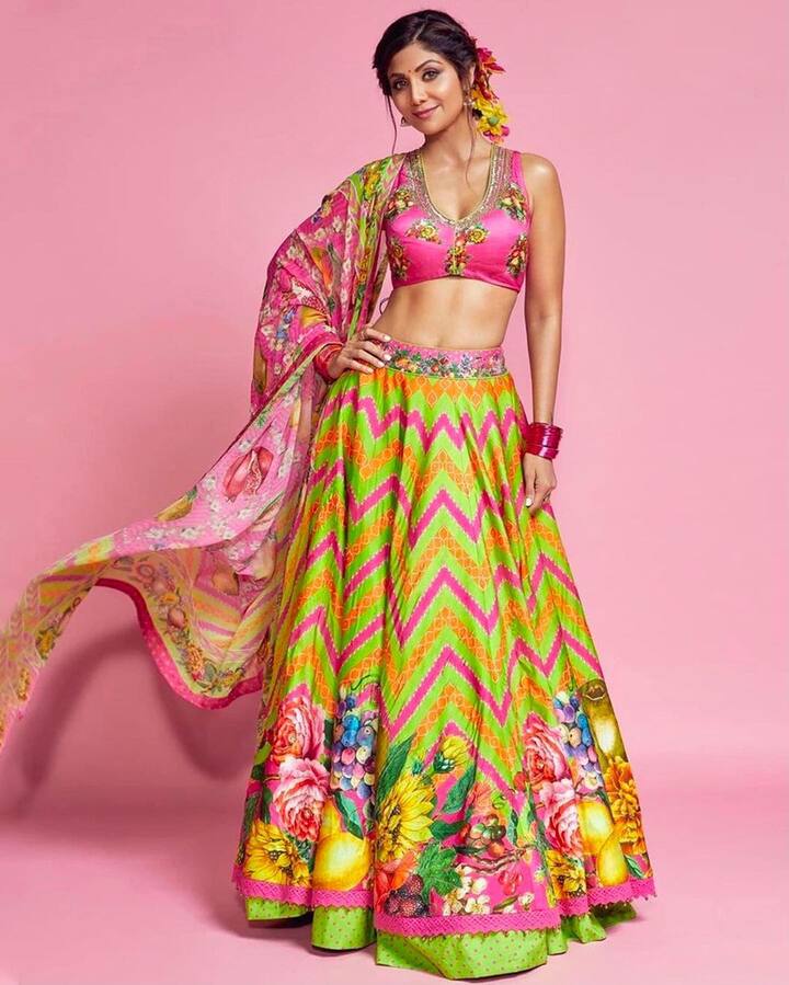 शिल्पा का ये फ्लावरी प्रिटेंड लहंगा भी खूब है. ये लहंगा काफी सिंपल है जिसमें सिर्फ प्रिंट का काम है. लेकिन इस लाइटवेट सिंपल लहंगे को ब्राइट कलर से इतना खूबसूरत टच दिया गया है जिसका जवाब नहीं. (फोटो – सोशल मीडिया)