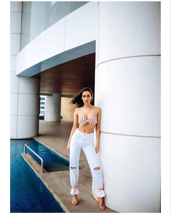 ઇન્ટરનેટ પર ચારેયબાજુ તેના આ ફોટોશૂટની ચર્ચા થઇ રહી છે (Photo Credit: Manushi Chhillar Instagram)