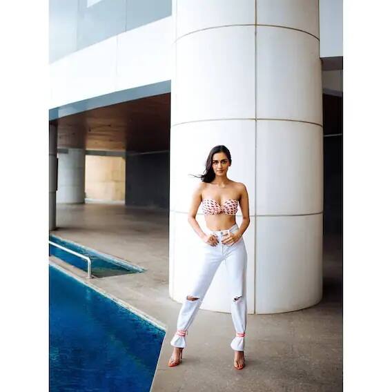 આ લૂકને માનુષી છિલ્લરે હાઇ હીલ્સની સાથે પુરો કર્યો હતો. (Photo Credit: Manushi Chhillar Instagram)