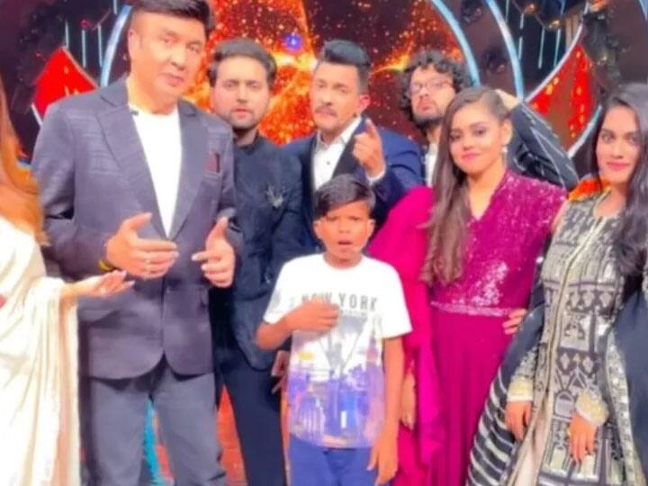 Indian Idol 12 के जज, होस्ट और सभी कंटेस्टेंट्स ने किया ‘Bachpan Ka Pyaar’ वाले लड़के के साथ मस्ती भरा डांस, देखें Video Indian Idol 12 Whole Team dance with Bachpan Ka Pyaar boy Indian Idol 12 के जज, होस्ट और सभी कंटेस्टेंट्स ने किया ‘Bachpan Ka Pyaar’ वाले लड़के के साथ मस्ती भरा डांस, देखें Video