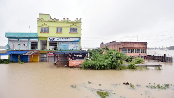 উদয়নারায়ণপুরে খোলা হয়েছে ৩৫টি ত্রাণশিবির।উদয়নারায়ণপুরের একাধিক জায়গায় দামোদরের বাঁধ উপচে জল ঢুকছে গ্রামে। বিঘার পর বিঘা কৃষি জমি জলমগ্ন।