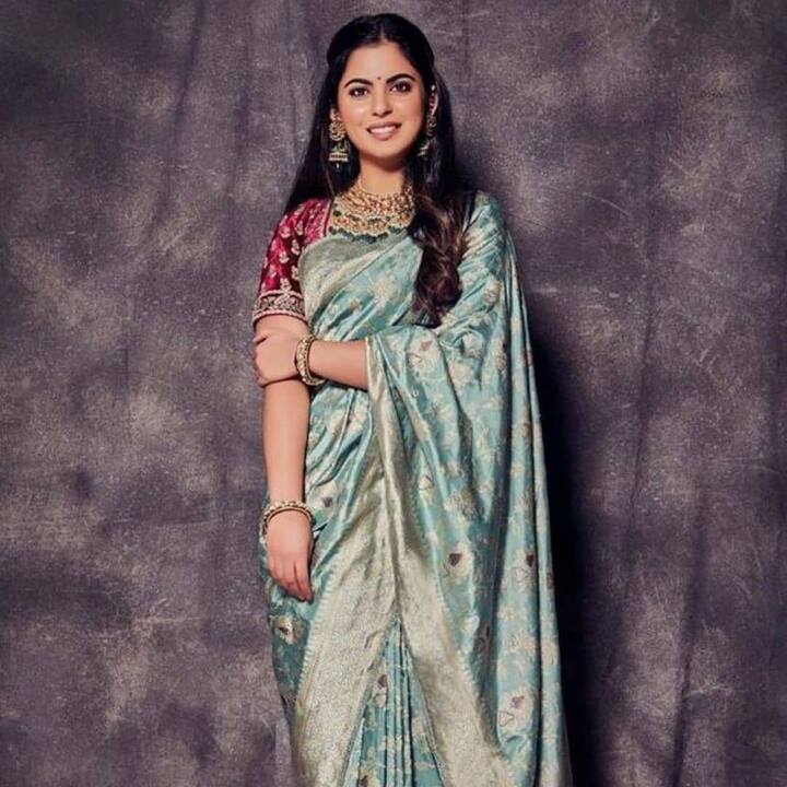 ईशा ने एक बार फिर अपनी सादगी से दिल जीता. उन्होंने एक बनारसी साड़ी को रेड कलर के ब्लाउज के साथ कैरी किया था. ट्रडिशनल ज्वैलरी ने उनके लुक में चार चांद लगा दिए थे.