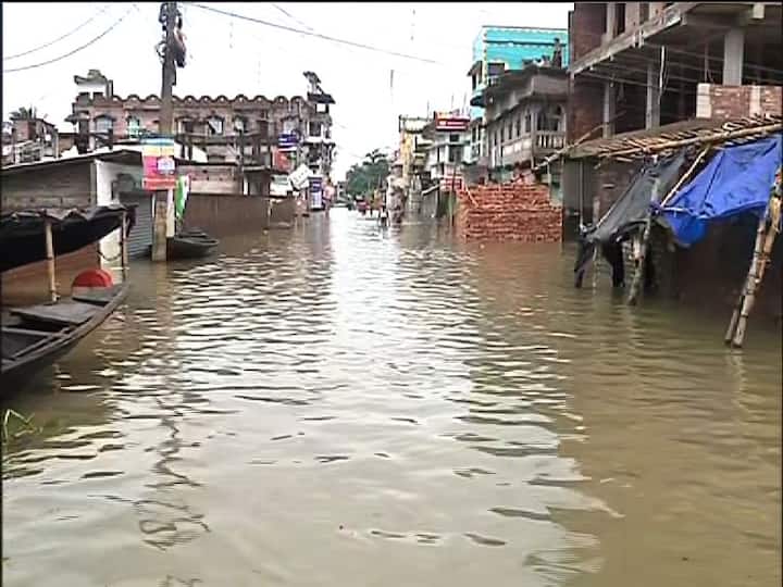 বৃষ্টি কমেছে। খানাকুলে পরিস্থিতির সামান্য উন্নতি হলেও দুর্ভোগ কমেনি। গ্রামগুলো এখনও জলমগ্ন। যেখানে একতলা বাড়ি সমান জল ছিল, সেখানে জল কিছুটা নেমেছে। এরই মধ্যে ত্রাণ না পাওয়ার অভিযোগ তুলেছেন দুর্গতরা। বাড়ির ছাদে যাঁরা আশ্রয় নিয়েছেন তাঁদের দাবি, খাবারের পাশাপাশি দেখা দিয়েছে পানীয় জলের সঙ্কট। রাস্তায় নৌকা যাতায়াত করায় দিনের বেলায় এলাকায় বিদ্যুৎ সংযোগ বিচ্ছিন্ন করে রাখা হচ্ছে। বহু জায়গায় ট্রান্সফর্মার জলে ডুবে যাওয়ায় এলাকা বিদ্যুৎহীন।