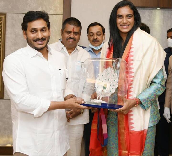 అనంతరం శాలువాతో సత్కరించి జ్ఞాపిక బహూకరించారు. టోక్యో ఒలింపిక్స్కు వెళ్లే ముందు కూడా సింధు... జగన్ను కలిసింది.