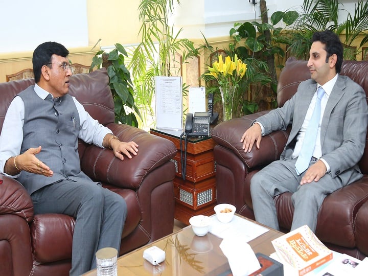 अदार पूनावाला ने स्वास्थ्य मंत्री मनसुख मंडाविया से की मुलाकात, वैक्सीन उत्पादन बढ़ाने पर हुई चर्चा