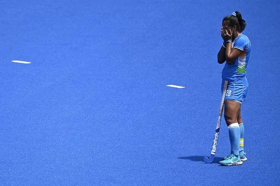 ਭਾਰਤੀ ਮਹਿਲਾ ਟੀਮ ਨੇ ਵੀ ਦੋ ਗੋਲਾਂ ਨਾਲ ਪਛੜ ਕੇ ਵਾਪਸੀ ਕੀਤੀ। ਇਸ ਮਗਰੋਂ 2 ਦੀ ਲੀਡ ਲੈ ਲਈ। ਬ੍ਰਿਟੇਨ ਨੇ ਹਾਲਾਂਕਿ ਦੂਜੇ ਹਾਫ ਵਿੱਚ ਦੋ ਗੋਲ ਕਰਕੇ ਭਾਰਤ ਦੀਆਂ ਉਮੀਦਾਂ ’ਤੇ ਪਾਣੀ ਫੇਰ ਦਿੱਤਾ।