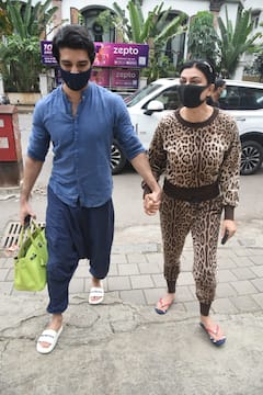 IN PICS | Sushmita Sen Spotted Doing Jewellery Shopping With Beau Rohman Shawl