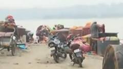 Agra: आपदा को अवसर में बदलते लोग, Moti Mahal Ghat पर कपड़े धो रहे धोबी | Floods 2021 | ABP Ganga