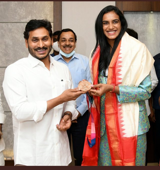 PV Sindhu: ఏపీ సీఎం జగన్‌ను కలిసిన పీవీ సింధు... విశాఖలో త్వరలో అకాడమీ ప్రారంభం