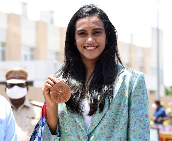 InPics: ఏపీ ముఖ్యమంత్రి జగన్‌ను కలిసిన పీవీ సింధు... శుభాకాంక్షలు తెలిపిన జగన్