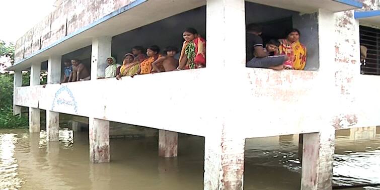 Hooghly Khanakul people in grave danger as flood centres get inundated Hooghly: খানাকুলে ফ্লাড-শেল্টারই জলবন্দি, স্কুলে তৈরি অস্থায়ী ত্রাণশিবিরের একতলাও ডুবে, সঙ্কটে দুর্গতরা