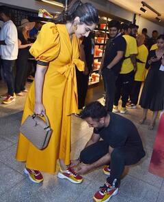 Aawww: किसी ने पब्लिक प्लेस में पहनाए जूते, तो किसी ने भरी महफिल में संभाले सैंडल, धोनी से लेकर रणवीर तक यहां देखिए पत्नियों के जूते बांधते स्टार्स