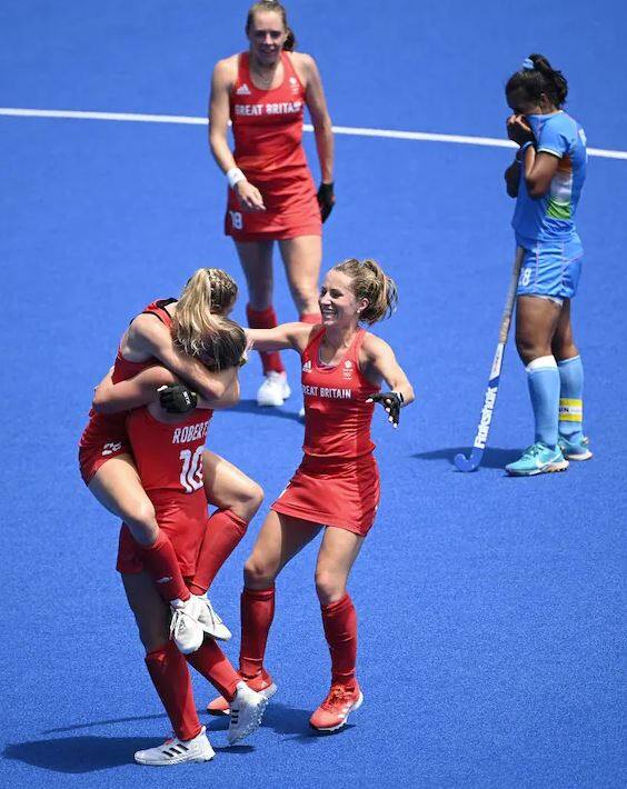 ਇੱਕ ਗੋਲ ਨਾਲ ਪੱਛੜਨ ਤੋਂ ਬਾਅਦ, ਬ੍ਰਿਟੇਨ ਨੇ ਤੀਜੇ ਕੁਆਰਟਰ ਦੇ ਦੂਜੇ ਮਿੰਟ ਵਿੱਚ ਪੈਨਲਟੀ ਕਾਰਨਰ 'ਤੇ ਗੋਲ ਕੀਤਾ ਪਰ ਭਾਰਤ ਦੀ ਰੱਖਿਆ ਮਜ਼ਬੂਤ ਸੀ। ਹਾਲਾਂਕਿ, ਇੱਕ ਮਿੰਟ ਬਾਅਦ, ਕਪਤਾਨ ਹੋਲੀ ਪੀਅਰਨੇ ਨੇ ਬ੍ਰਿਟੇਨ ਦਾ ਚੌਥਾ ਗੋਲ ਕੀਤਾ। ਭਾਰਤ ਨੂੰ ਦੋ ਪੈਨਲਟੀ ਕਾਰਨਰ ਮਿਲੇ ਪਰ ਗੋਲ ਨਹੀਂ ਹੋ ਸਕਿਆ।