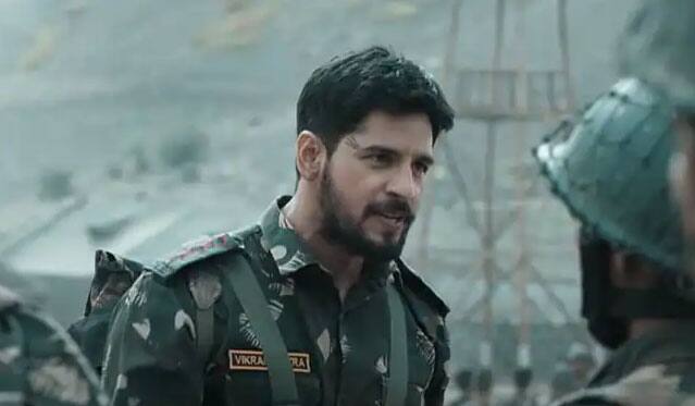 2016 में जब फिल्म पर काम शुरू हुआ तो इस कास्टिंग के सिलसिले में विक्रम बत्रा के भाई की मुलाकात सिद्धार्थ मल्होत्रा से हुई थी. सिद्धार्थ मल्होत्रा में विक्रम बत्रा की झलक परिवार को नजर आई. सिद्धार्थ के चेहरे से लेकर कद काठी तक काफी कुछ उन्हें विक्रम और सिद्धार्थ में मिलता जुलता लगा. (फोटो - सोशल मीडिया)