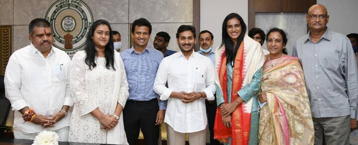 బ్యాడ్మింటన్ ప్లేయర్ పీవీ సింధు అమరావతిలో ఏపీ ముఖ్యమంత్రి జగన్ను కలిసింది.