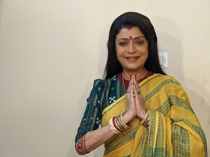 পুরনো স্মৃতি উস্কে দেবশ্রী বলছেন, 'আমি অভিনেত্রী না হলে নৃত্যশিল্পী হতাম। একইসঙ্গে একজন সঙ্গীতশিল্পীও হতাম। আমার পরিবারটাও গান বাজনার পরিবার। মায়ের স্বপ্ন ছিল, প্রত্যেক ছেলেমেয়েকে এমনভাবে তৈরি করবেন তাঁরা যেন ভবিষ্যতে খ্যাতি অর্জন করে। সবাই জানে, আমরা রুমকি-ঝুমকি দুই বোনের নামেই বিখ্যাত ছিলাম। এমন কোনও বড় জলসা সেসময় ছিল না যে আমাদের ছাড়া হয়েছে। অনেক বড় শিল্পীর সঙ্গে মঞ্চ ভাগ করেছি।'