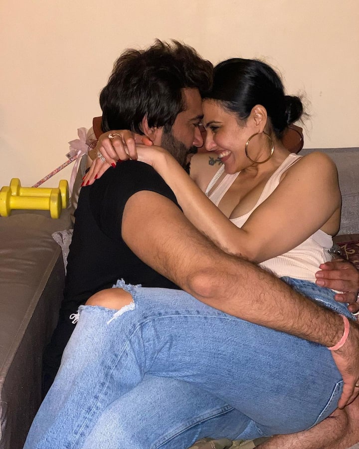 Popular TV actress Kamya Panjabi shared a series of photos with her husband Shalabh Dang on social media to express her love for him. The two lovebirds, who got married in February 2020, are busy spending quality time with each other.