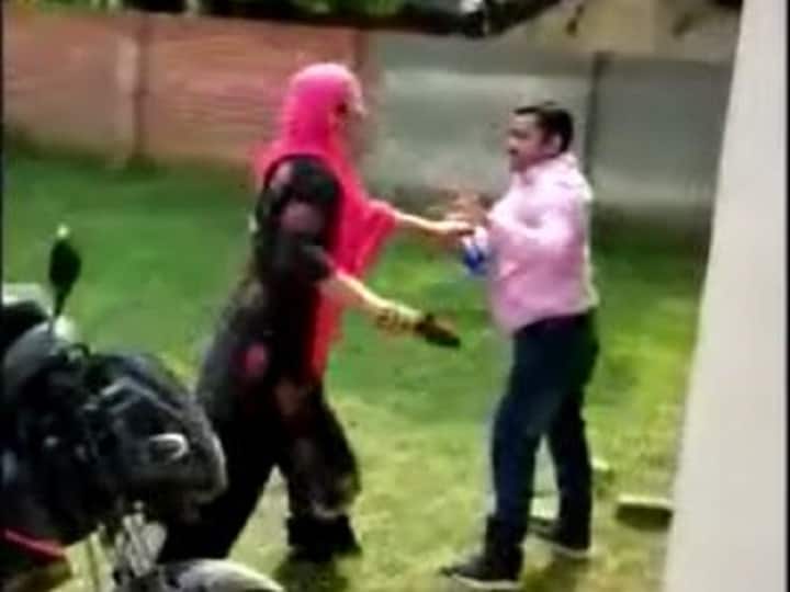 Viral Video: female teacher beat the headmaster with slippers in Siddharthnagar ANN Viral Video: सिद्धार्थनगर में महिला शिक्षामित्र ने प्रधानाध्यापक को चप्पल से पीटा, बताई ये वजह