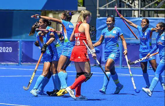 ਦੋ ਮਿੰਟ ਬਾਅਦ ਸਲੀਮਾ ਟੇਟੇ ਨੇ ਖੱਬੇ ਪਾਸੇ ਤੋਂ ਗੇਂਦ ਲਿਆਂਦੀ ਅਤੇ ਭਾਰਤ ਨੂੰ ਪੈਨਲਟੀ ਕਾਰਨਰ ਦਿੱਤਾ। ਗੁਰਜੀਤ ਨੇ ਇਸ ਨੂੰ ਭਾਰਤ ਦੀ ਬਰਾਬਰੀ ਦੇ ਟੀਚੇ ਵਿੱਚ ਬਦਲ ਦਿੱਤਾ। ਇਸ ਤੋਂ ਬਾਅਦ ਭਾਰਤੀਆਂ ਨੇ ਦਬਾਅ ਬਣਾਇਆ ਤੇ ਵੰਦਨਾ ਨੇ ਤੀਜਾ ਗੋਲ ਕਰਕੇ ਭਾਰਤ ਨੂੰ ਪਹਿਲੀ ਵਾਰ 3-2 ਦੀ ਬੜ੍ਹਤ ਦਿਵਾਈ।