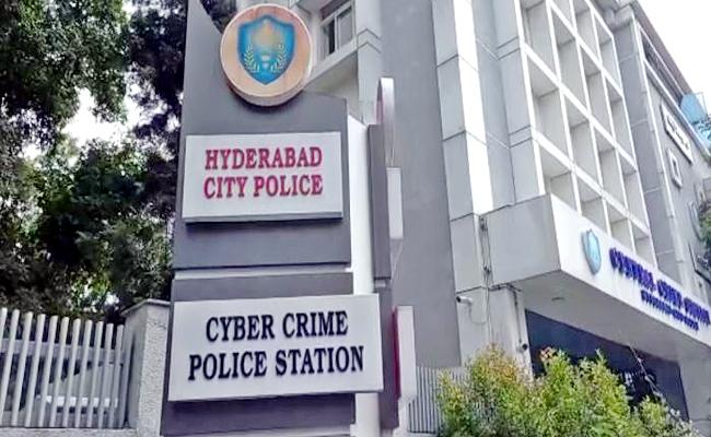 Hyderabad Crime: నెట్టింట్లో రెచ్చిపోతున్న మాయగాళ్లు...హైదరాబాద్ లో ఒక్కరోజులో మూడు సైబర్ నేరాలు…