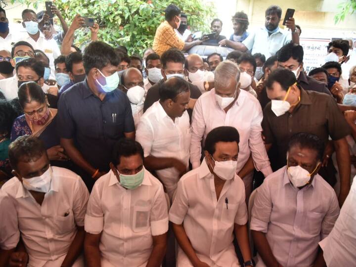 Chief Minister MK Stalin, OPs, eps paid tributes to aiadmk presidium chairman madhusudhanan body - மதுசூதனன் உடலுக்கு ஸ்டாலின், ஓபிஎஸ், இபிஎஸ் நேரில் அஞ்சலி! அருகே அருகே அமர்ந்து ஆறுதல்!