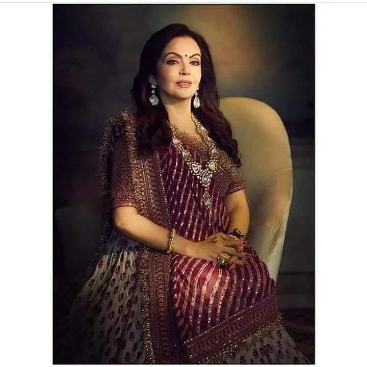 Nita Ambani Traditional Look: अंबानी फैमिली अक्सर चर्चा में रहती है. वहीं, बात करें नीता अंबानी (Nita Ambani) की तो उनकी खूबसूरती आज भी वैसी ही है जैसी सालों पहले थी. नीता अंबानी की तस्वीरों पर फैंस फिदा हो जाते हैं. ये कहना गलत नहीं है कि स्टाइल के मामले में भी नीता अंबानी (Nita Ambani) का कहीं मुकाबला नहीं है. नीता (Nita Ambani) ने ईशा की शादी के लिए एक बेज कलर का हैवी लहंगा चुना. इस रॉयल लुक को कम्पलीट करने के लिए उन्होंने डायमंड ज्वैलरी के साथ स्टाइल किया था.