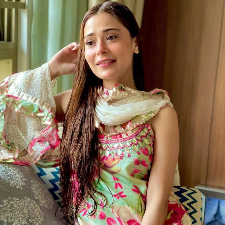 मालिकेत जरी साधीसुधी सून असली तरी ती प्रत्यक्ष खूप हॉट आणि बोल्ड आहे.   (photo courtesy : @ssarakhan instagram)