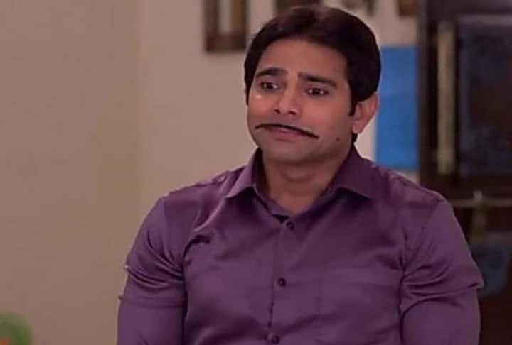 भाबी जी घर पर हैं के टीएमटी को तो आप अच्छे से जाते हैं. टिल्लू, टीका और मलखान की ये तिकड़ी जब भी शो में आती है तो दर्शकों के चेहरों पर मुस्कान ले आती है. आमतौर पर शो में ये शादी के लिए तरसते रहते हैं. लेकिन क्या आप जानते हैं कि शो में मलखान का रोल निभाने वाले दीपेश भान पहले से शादीशुदा हैं? (फोटो – सोशल मीडिया)