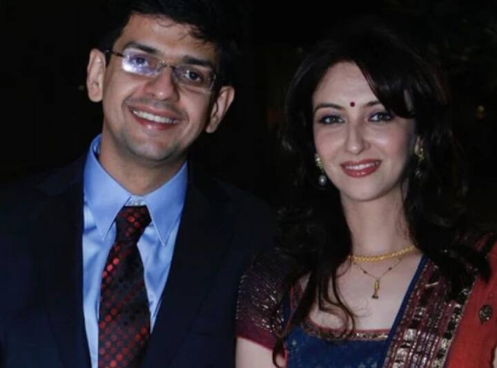 कॉमेडी टीवी सीरियल ‘भाबी जी घर पर हैं’ (Bhabi Ji Ghar Par Hai! ) में अनीता यानी गोरी मैम के किरदार ने एक्ट्रेस सौम्या टंडन (Saumya Tandon) को घर-घर में फेमस कर दिया था. हालांकि, सौम्या अब इस टीवी सीरियल का हिस्सा नहीं हैं. इस बीच सौम्या एक बार फिर सुर्ख़ियों में हैं. असल में सौम्या के दोस्त बहुत दिनों से उनसे एक रिक्वेस्ट कर रहे थे जिसे हाल ही में एक्ट्रेस ने पूरा कर दिया है.