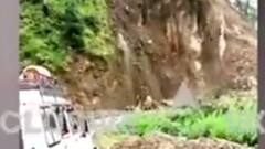 Monsoon 2021: Karnaprayag में बारिश के बाद मुसीबत, Landslide का वीडियो आया सामने | ABP Ganga
