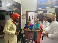 ਟੋਕੀਓ ਓਲੰਪਿਕ 'ਚ ਕਾਂਸੀ ਦਾ ਤਗਮਾ ਜਿੱਤਣ ਵਾਲੀ ਭਾਰਤੀ ਹਾਕੀ ਟੀਮ ਦੇ ਮੈਂਬਰ ਦੇ ਘਰ ਵਧਾਈ ਦੇਣ ਪਹੁੰਚੇ ਨਵਜੋਤ ਸਿੱਧੂ, ਵੇਖੋ ਤਸਵੀਰਾਂ