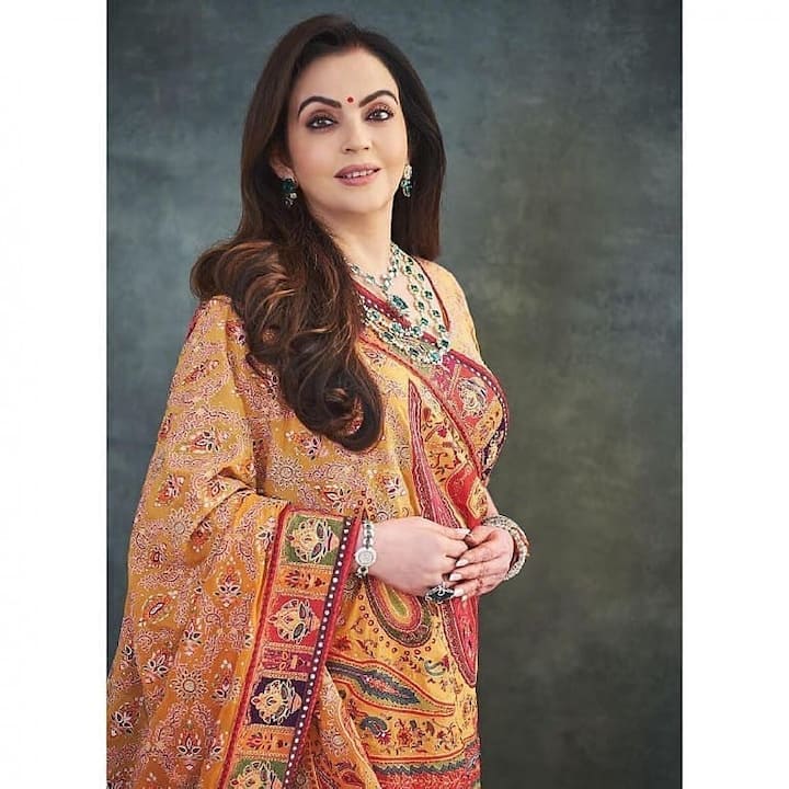 एक बार फिर अपने इंडियन लुक से नीता अंबानी ने हर किसी का दिल जीता. उन्होंने एक ऑरेंज कलर की साड़ी पहनी थी, जिसे उन्होंने एमरेल्ड ज्वैलरी के साथ स्टाइल किया था.