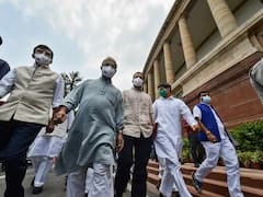 प्रदर्शनकारी किसानों के बीच जंतर-मंतर पहुंचे राहुल गांधी और अन्य विपक्षी नेता, कृषि मंत्री नरेंद्र तोमर ने साधा निशाना