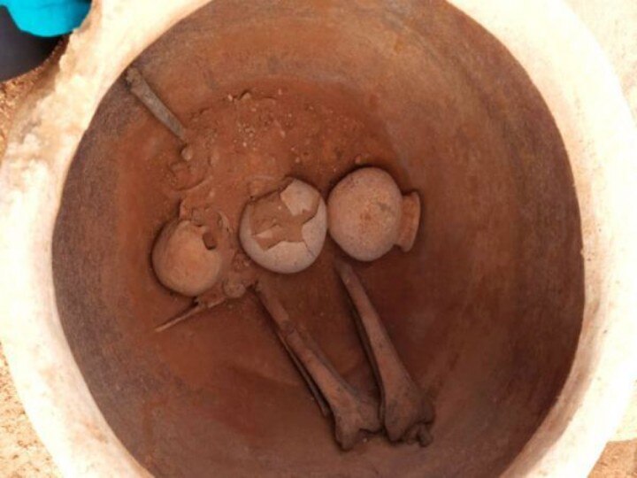 Keezhadi Excavation: கீழடி அகழாய்வு: கொந்தகையில் இரும்பு வாள் கண்டெடுப்பு !