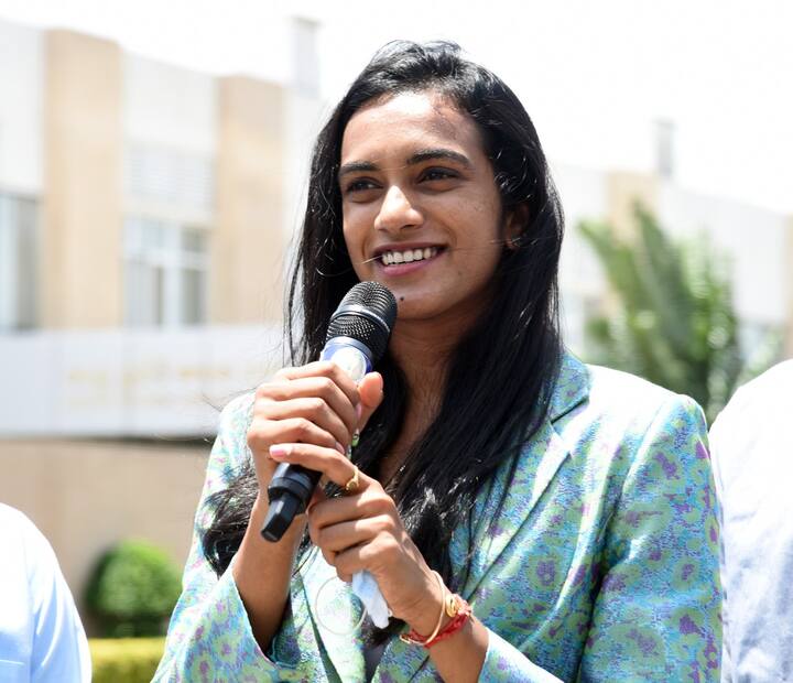 అనంతరం సచివాలయం బయట విలేకరులతో మాట్లాడుతున్న సింధు