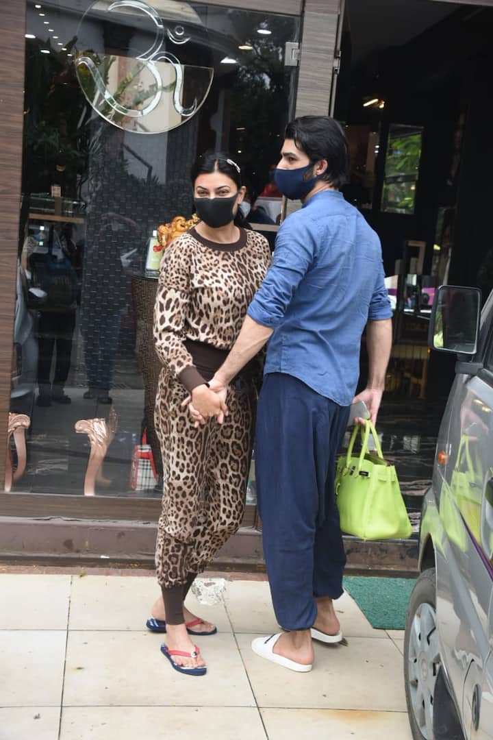 The ‘Maine Pyaar Kyun Kiya’ actress can be seen sporting a leopard print outfit as she stepped out of her house following all the precautionary measures. (Image courtesy – Manav Manglani)