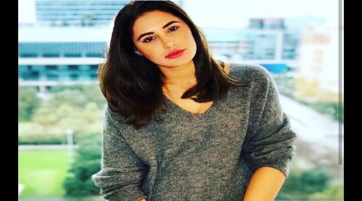 નરગિસે કહ્યું કે. “હું ખૂબ જ ખુશ છું. કે હું મુલ્યો સાથે કામ કરી રહી છું. મોડેલિંગ દરમિયાન અનેક વખત ટોપલેસ, નેકેડ સીન આપવાની ઓફર મળી પરંતુ હું તેમાં કમ્ફર્ટ ફીલ નથી કરતી.