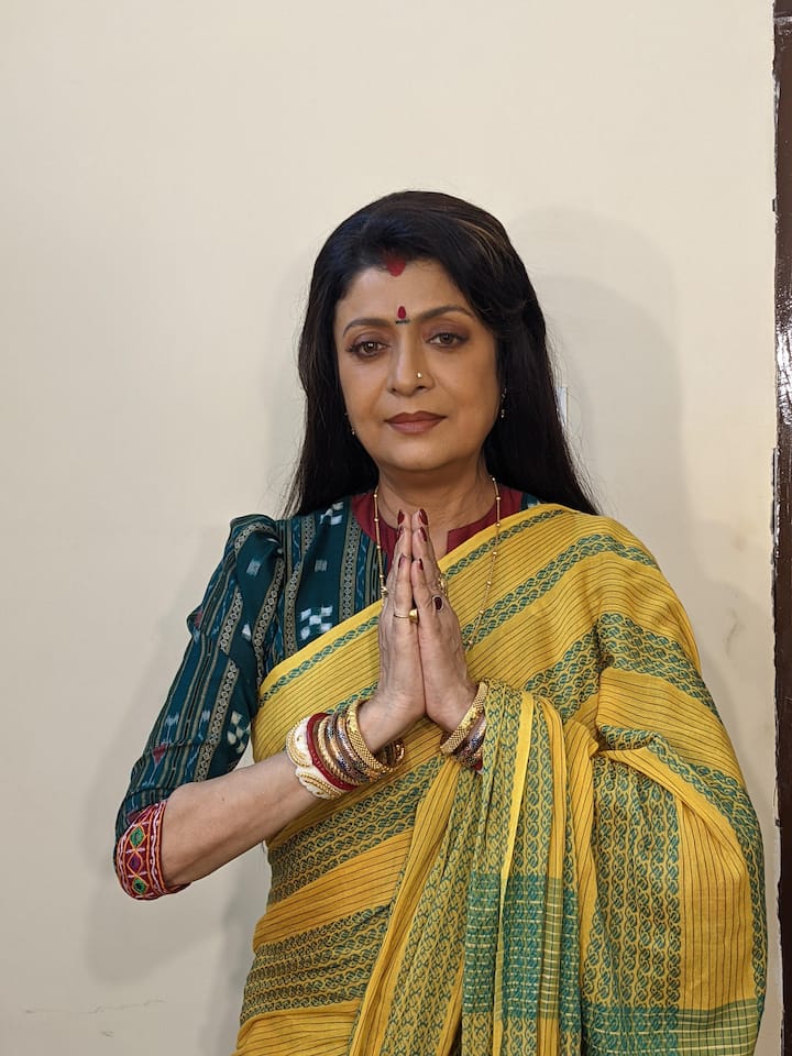 আগামী ৯ তারিখ থেকে শুরু হচ্ছে 'সর্বজয়া'। পর্দায় ফিরলেও দেবশ্রীর আফশোস, 'রাজনৈতিক কাজ ও এনজিওর কাজ সামলাতে গিয়ে গত ১০ বছর অভিনয়ের দিকে মন দিতে পারিনি। দূরে সরে এসেছিলাম।' ফিরে আসার কারণ? হাসতে হাসতে দেবশ্রীর উত্তর, 'আমার অগণিত অনুরাগী। তাঁরা আমায় প্রশ্ন করেন কবে আপনার অভিনয় দেখতে পাব আবার। তাঁদের জন্যই পর্দায় ফেরা।'