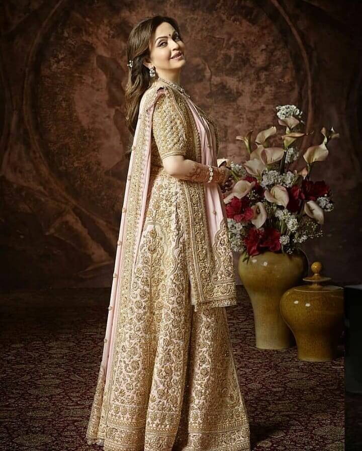 खूबसूरती और ग्रेस का परफेक्ट कॉम्बिनेशन हैं नीता अंबानी. उन्होंने एक व्हाइट कलर के फ्लेयर्ड लहंगा स्कर्ट को लहरिया प्रिंट वाले दुपट्टे और मैचिंग ब्लाउज के साथ कैरी किया था. उनका ये लुक आपको भी जरूर पसंद आएगा.