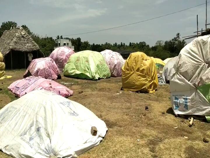 farmers involved in a road blockade protest by pouring paddy on the road ’அறுவடை செய்த நெல்’ மணிகளை சாலையில் கொட்டி விவசாயிகள் மறியல்...!