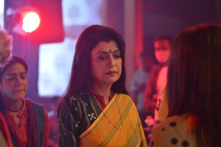 দেবশ্রী রায় একসময়ের রাজনৈতিক ব্যক্তিত্ব, অভিনেত্রী, কিন্তু পর্দায় ফেরার জন্য একজন গৃহবধূর চরিত্র বেছে নিলেন কেন? কোথায় মিল, অমিল ই বা কোথায়? পর্দায় 'সর্বজয়া' বলছেন, 'যখন সর্বজয়ার গল্পটা শুনেছিলাম, মনে হয়েছিল চরিত্রটা একটা ঝর্ণার মত। সে নিজের আনন্দে চলে। সবাইকে যে আপন করে নিতে পারে।'