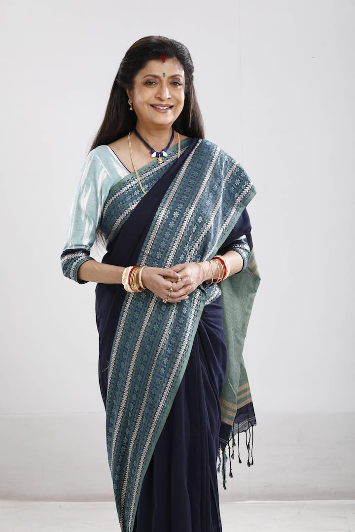 পর্দায় ফেরার জন্য সর্বজয়ার চরিত্র বেছে নেওয়ার পিছনে কী লুকিয়ে রয়েছে কোনও গল্প? 'রুমকি-ঝুমকি' জুটি থেকে দেবশ্রী রায় হয়ে ওঠার যাত্রাটা কেমন ছিল? প্রত্যাবর্তনের আগে প্রত্যাবর্তনের গল্প শোনালেন পর্দার 'সর্বজয়া'।