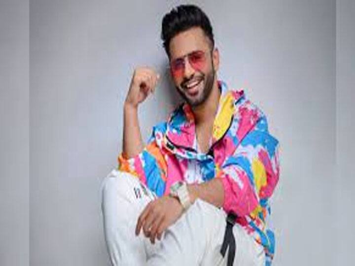 बिग बॉस 14 सीजन में राहुल वैद्य नज़र आए थे. राहुल वैद्य तब सुर्खियों में छाए जब उन्होंने नेशनल टीवी पर अपनी गर्लफ्रेंड दिशा परमार को शादी के लिए प्रपोज किया था. आपको बता दें, इस शो की ट्रॉफी रुबीना दिलैक ने जीती थी और रहुल वैद्य रनरअप रहे थे. हाल ही में राहुल वैद्य और दिशा परमार ने शादी की हैं.