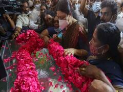 Sasikala: மதுசூதனன் உடலுக்கு சசிகலா நேரில் அஞ்சலி - அதிமுக கொடிகட்டிய காரில் வந்தார்..!