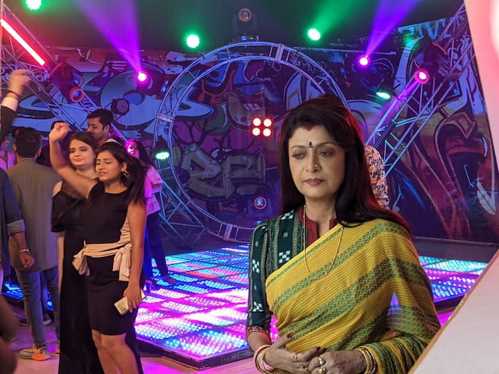 দেবশ্রী আরও যোগ করলেন, 'অনেক সময় যখন ঘরোয়া আড্ডায় গান ধরি, অনেকে প্রশ্ন করে আমি গান শিখি কি না? তাঁদের বলি, আমি কখনও গান শিখিনি। কিন্তু খুব মন থেকে গানটা গাই। শুনে তাঁরা বলেন, মনেই হয় না যে আমি চর্চার মধ্যে নেই।'